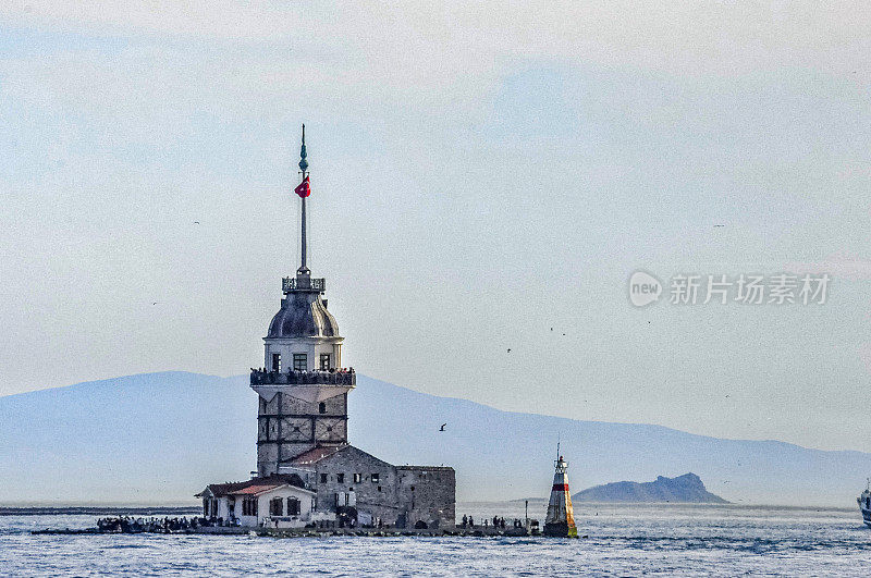 在博斯普鲁斯海峡的少女塔(Kiz Kulesi)的正面视图在伊斯坦布尔市，土耳其。